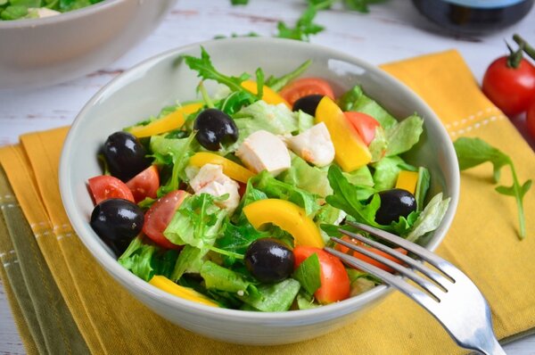 Schüssel mit frischem Salat in natürlichen Farben